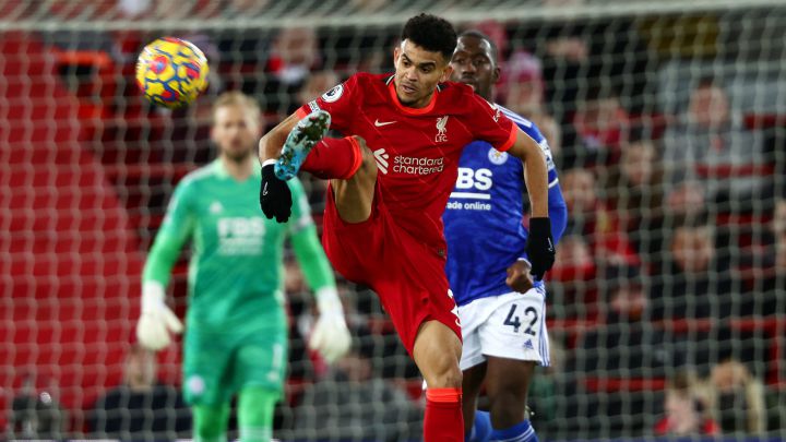 Luis Díaz, ovacionado en triunfo de Liverpool sobre Leicester