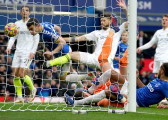 Everton se impone en casa y respira con la permanencia