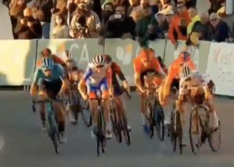 La dura caída de Higuita en el sprint final de la etapa