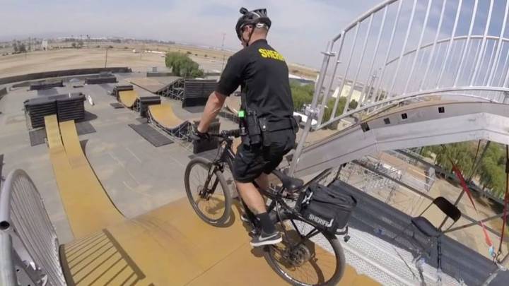 Policia salta megaramp de 20 metros con su bici