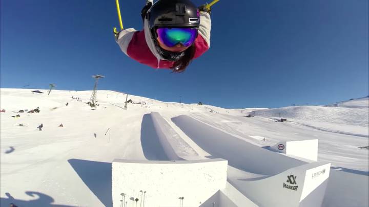 freeski gopro dia internacional mujer esquiadora truco aereo salto