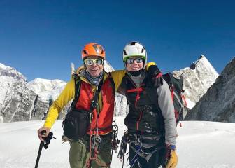 Esquían ilegalmente en el Everest mientras recrean un estudio de la NASA