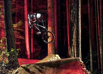 ‘Contra’: mountain bike de noche en el bosque iluminado