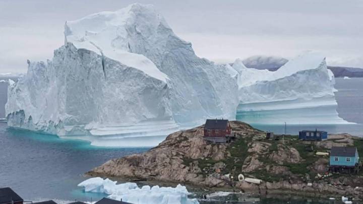 iceberg gigante glaciar helheim frente costa innaarsuit groenlandia