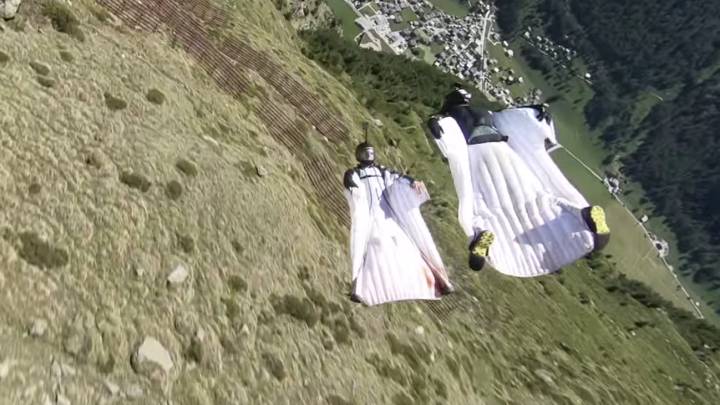 Wingsuit de espaldas alpes suiza