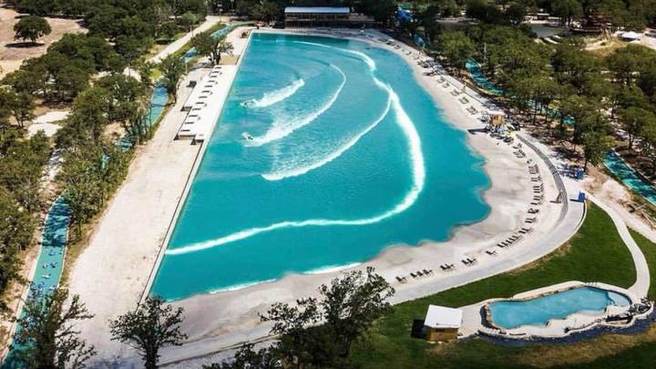 vista aerea piscina olas artificiales waco wave pool texas surfista meningoencefalitis amebiana