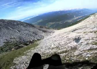 Un clip recopila la destreza de Aljaz Salkic bajándose en speedflight por los Alpes