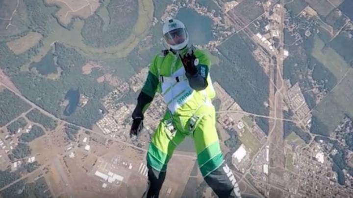 Así es la historia del chico que saltó sin paracaídas de un avión y salió ileso