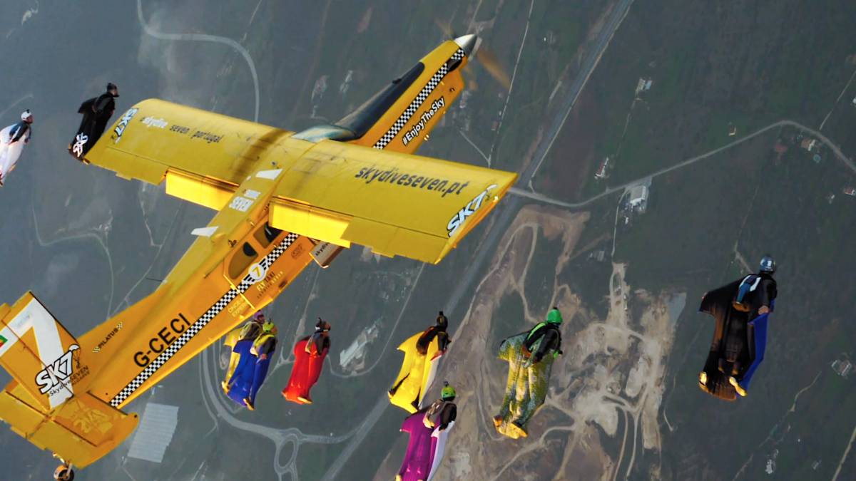 Baten el récord del mundo de formación de wingsuit con avión - AS.com