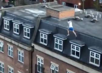 Pillan a un joven jugándose la vida en cuarentena: ¡de tejado en tejado!