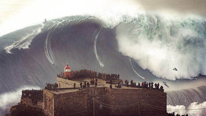 La inexplicable foto de las olas gigantes de Nazaré que está dando la vuelta al mundo