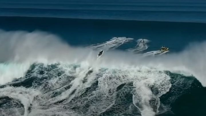 Una ola gigante parte la espalda a un fotógrafo: "Sentí que la moto se partía en dos"