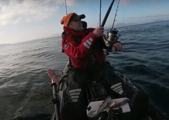 Graba el peor momento de su vida: un tiburón vuelca su kayak