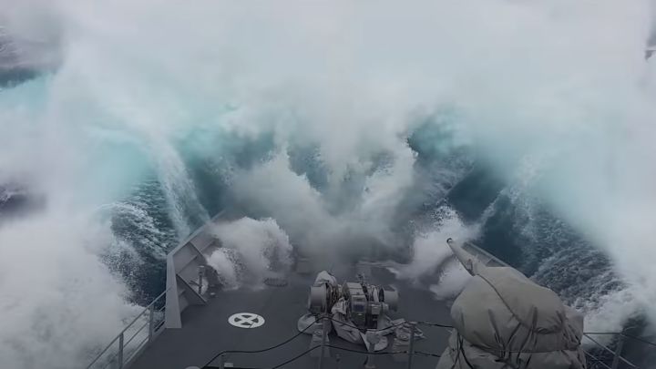 El vídeo extremo del día: una ola gigante engulle un buque militar