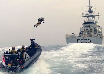 La marina británica prueba los Jetman para abordar barcos