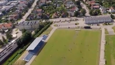 Aterriza en paracaídas en un campo de fútbol y el árbitro le saca tarjeta amarilla