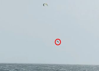 Inhumano Carlos Aldaravi: cruza toda una playa de Tarifa volando durante más de un minuto