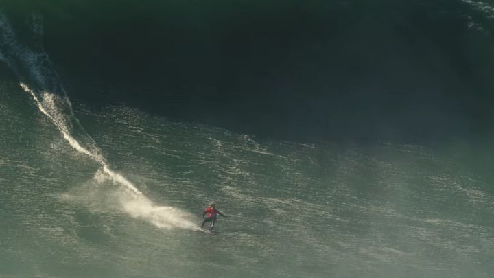 Las olas gigantes de Nazaré, a cámara lenta y con el Nessun dorma