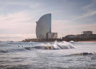 Barcelona regula la práctica del surf, el SUP y el windsurf