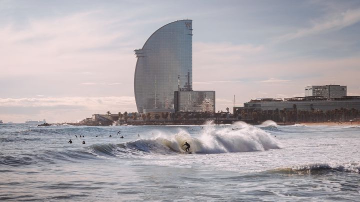 Barcelona permitirá el surf con bandera roja