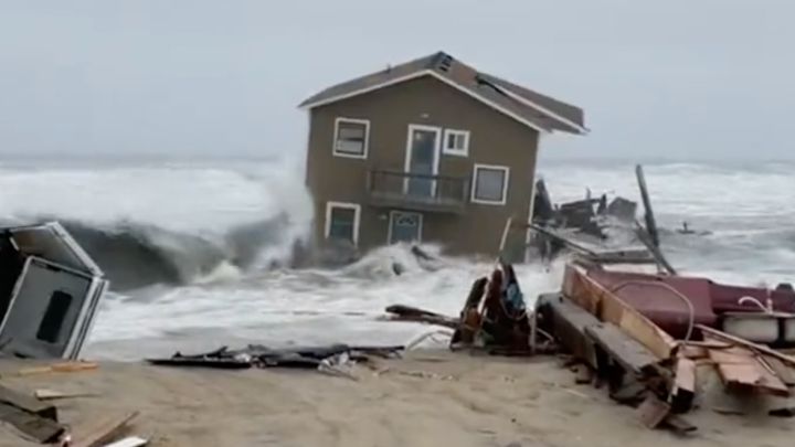Graban cómo las olas se llevan dos casas en una zona de surf
