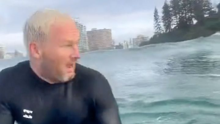 Un surfista entra en pánico por un ser desconocido en el agua