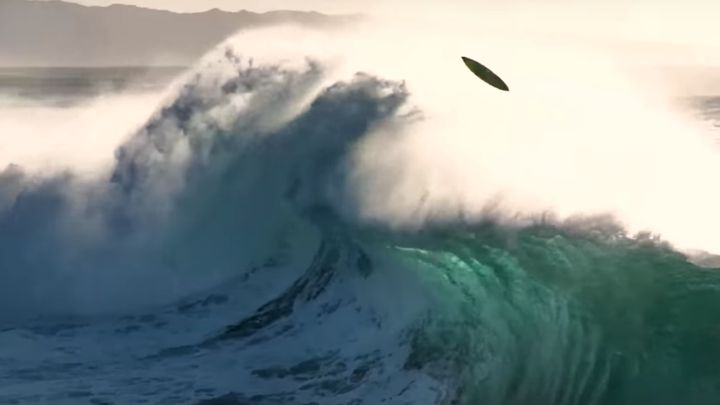 Las caídas más bestias del Jackass del surf en la ola más peligrosa del mundo
