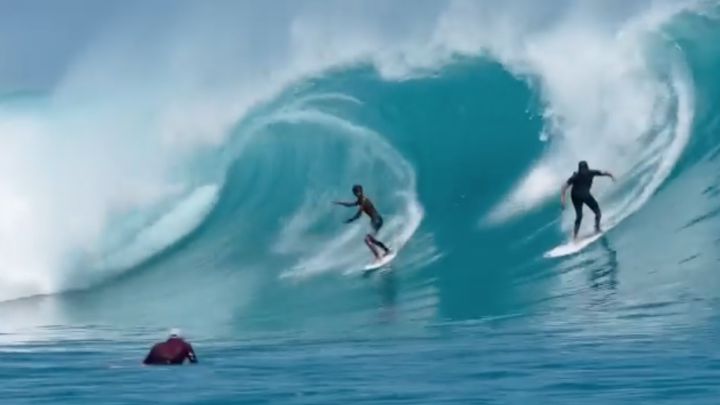 La crudeza del surf: Kelly Slater cede una ola perfecta a un niño y otro se la roba