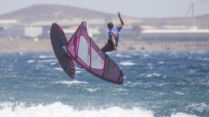 Los españoles dominan en los clasificatorios del Mundial de Windsurf
