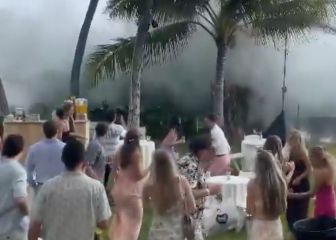 Dos olas gigantes irrumpen en una boda en Hawái