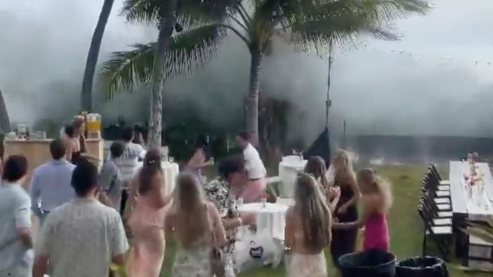 Dos olas gigantes irrumpen en una boda en Hawái