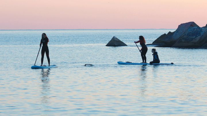 Científicas surfistas, a la caza de microplásticos por las playas de España