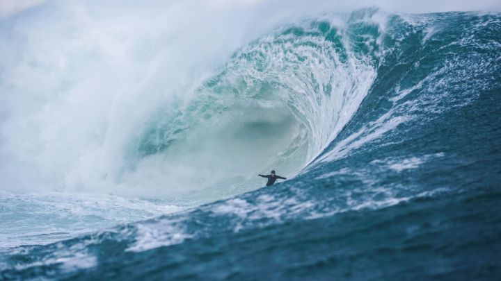 “Los acantilados y el tiempo añaden dramatismo al surf de olas gigantes en Irlanda”