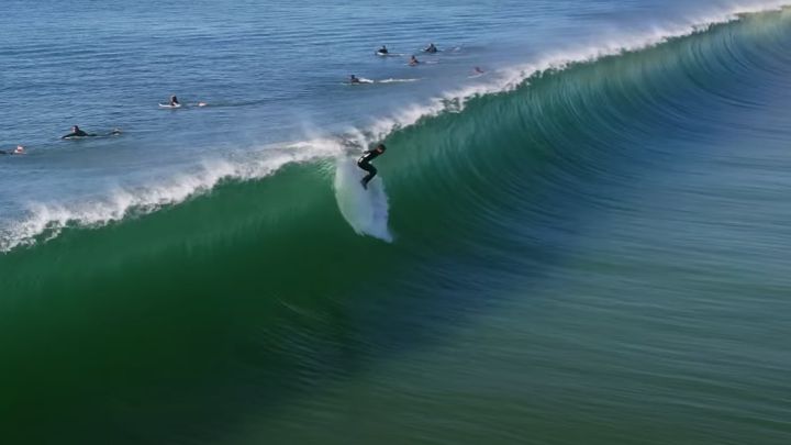 Una ola mutante, una creada por el hombre, foil surfing y una pelea