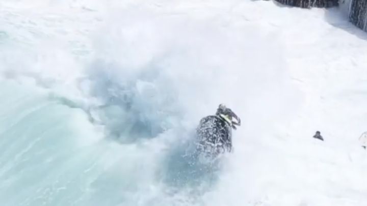 Rescate quirúrgico a un surfista atrapado entre olas gigantes y rocas