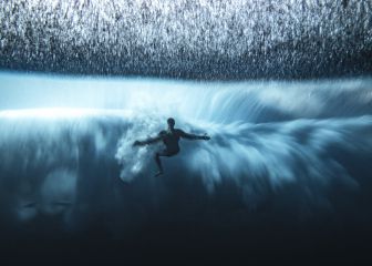 La foto del año: la caída de un surfista en una ola gigante desde un ángulo inédito