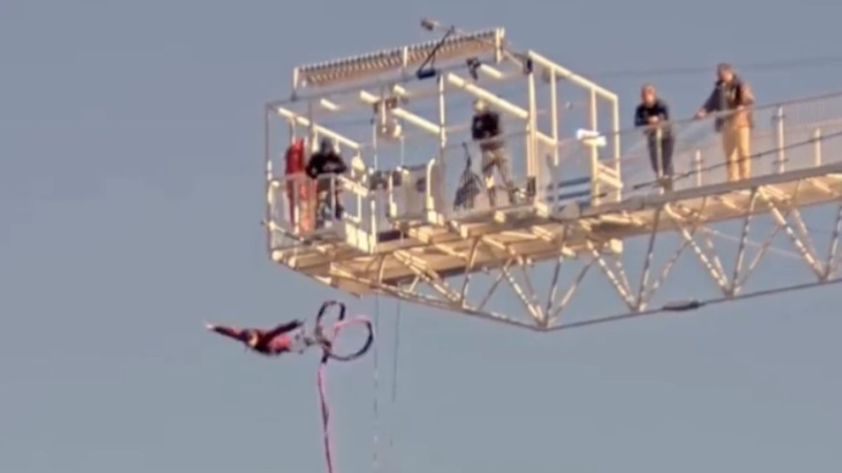 Justin Trudeau |  Prime Minister of Canada surprises the practice of bungee jumping