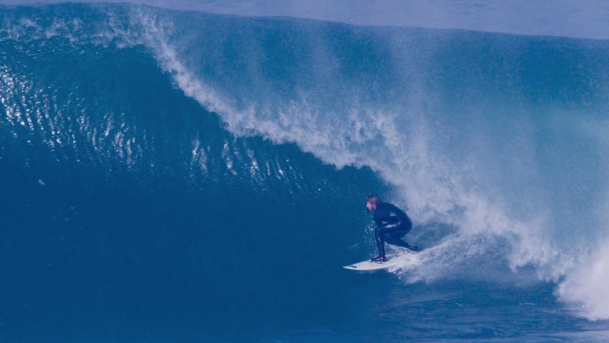 O bicampeão mundial de surf, à beira da morte em Portugal