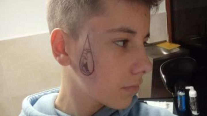 Gazir | El tatuaje de surf en la cara de un niño que ha tenido en vilo a  medio Twitter - AS.com
