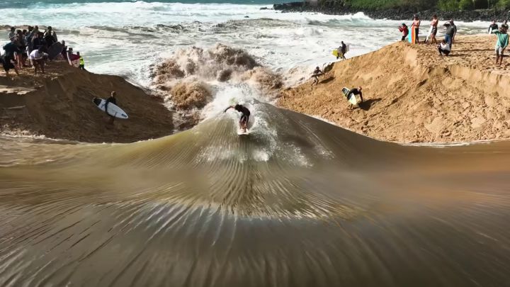 Surfean las olas gigantes de un río provocadas por un temporal