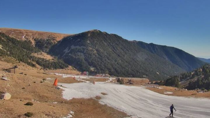 La mitad de las estaciones de esquí de España, cerradas por falta de nieve