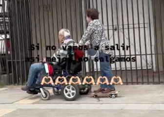 Entrañable es poco: una abuela en skate pasea a un señor en silla de ruedas
