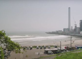 Surfean Fukushima tras la liberación de aguas radiactivas