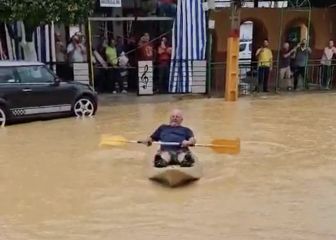 La DANA inunda la feria de Guillena y un hombre saca el kayak
