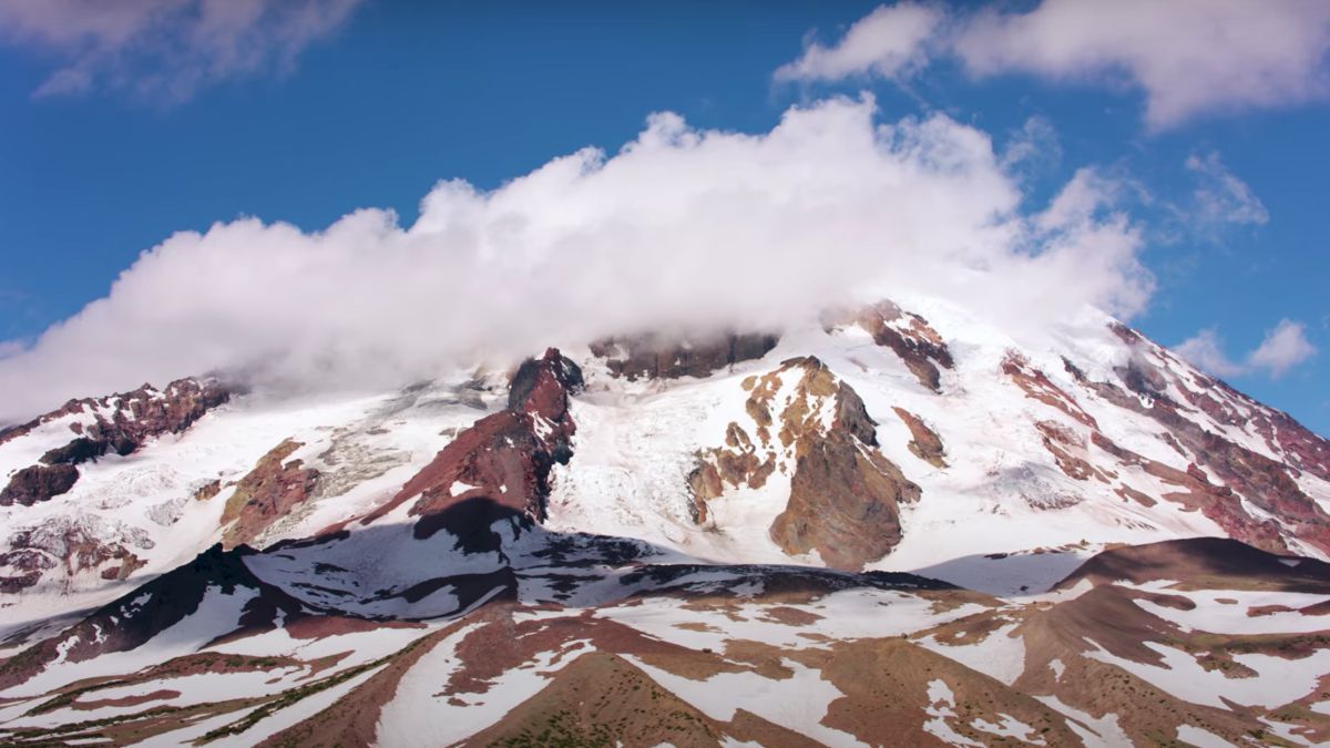 Premian el rescate a un snowboarder que cayó en un volcán activo