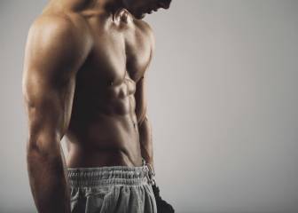 7 maneras de hacer abdominales en la piscina