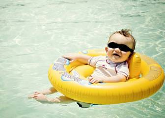 Hay que proteger los ojos de los niños también en el agua