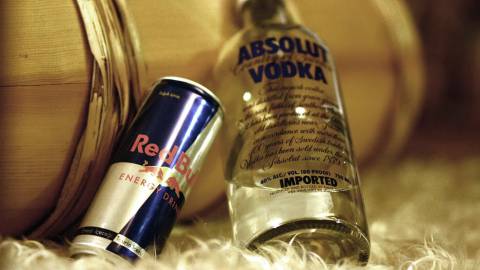 Mucho cuidado con mezclar alcohol y bebidas energéticas