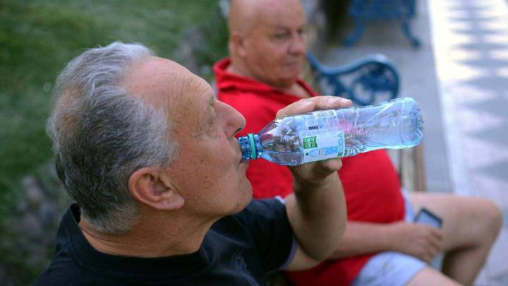 Las personas mayores sufren el verano: así tienen que hidratarse