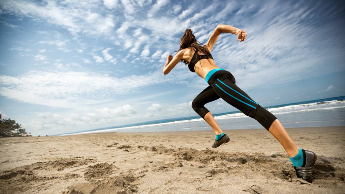Aprovecha las vacaciones 5 beneficios de correr por la playa
